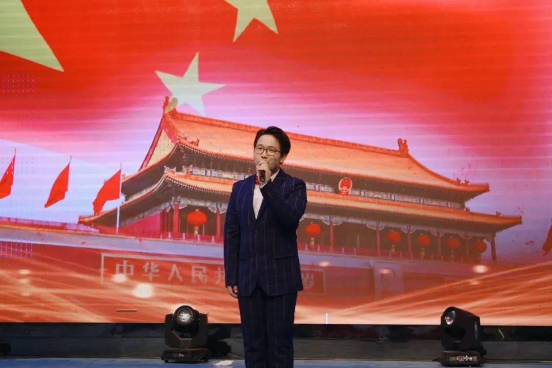 被当成慈禧后人,身价500亿,嫁小9岁“唐僧”,不上桌家里不开饭