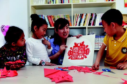 永寿县委政法委开展“迎新春贺新年 送万福送万寿”赠春联主题党日活动
